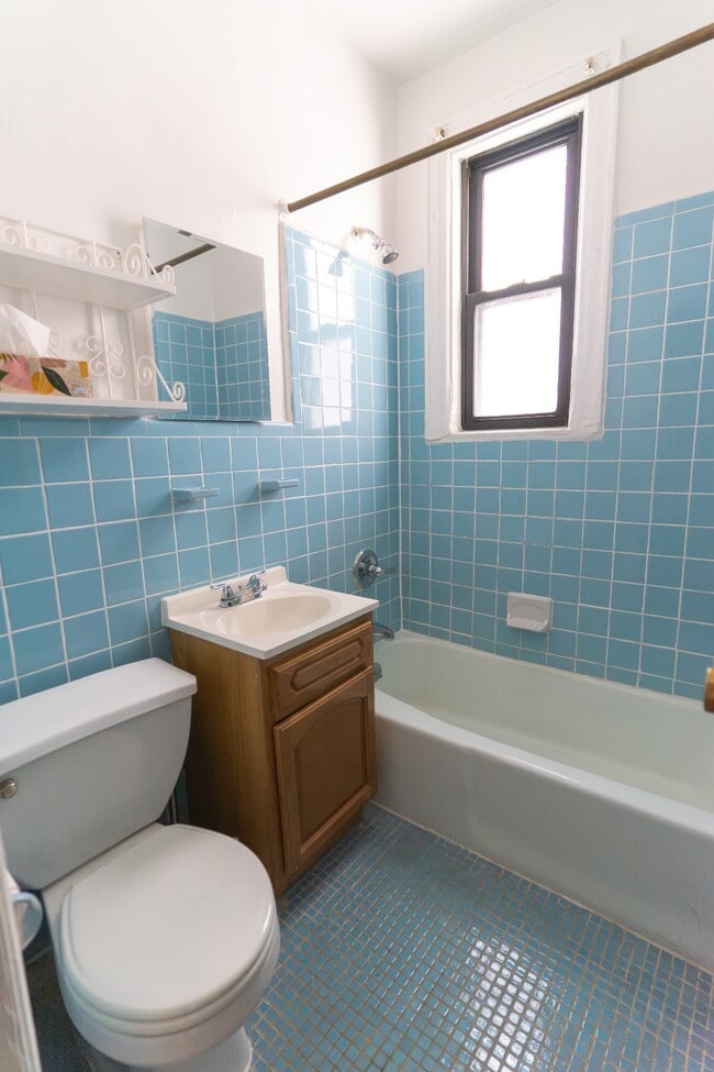 34-27 43rd St in Queens, NY - Building Photo - Building Photo
