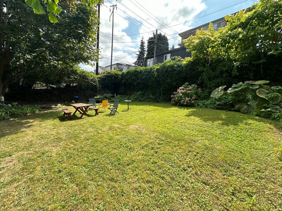 69 Etruria St in Seattle, WA - Building Photo