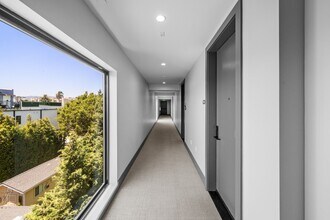 Elmwood Row in Los Angeles, CA - Foto de edificio - Building Photo