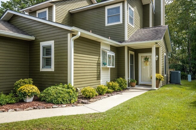 504 Cedarwood Village in Morehead City, NC - Building Photo - Building Photo
