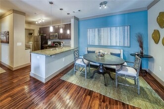 11000 Lakefield Dr in Johns Creek, GA - Foto de edificio - Building Photo