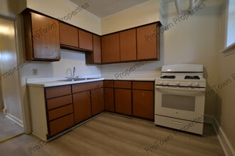 213 N Hickory St, Unit BS in Joliet, IL - Foto de edificio - Building Photo