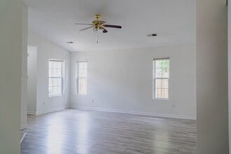 4721 Waterfront Oak Dr in Memphis, TN - Foto de edificio - Building Photo