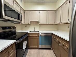 2400 Clarendon Blvd, Unit 706 in Arlington, VA - Building Photo - Building Photo