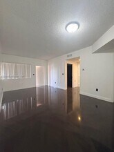 8019 Lake Dr in Doral, FL - Building Photo - Building Photo