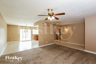 12215 N 36th St in Phoenix, AZ - Foto de edificio - Building Photo