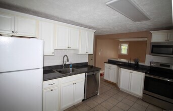 77 Levesque Ave in West Hartford, CT - Building Photo - Building Photo