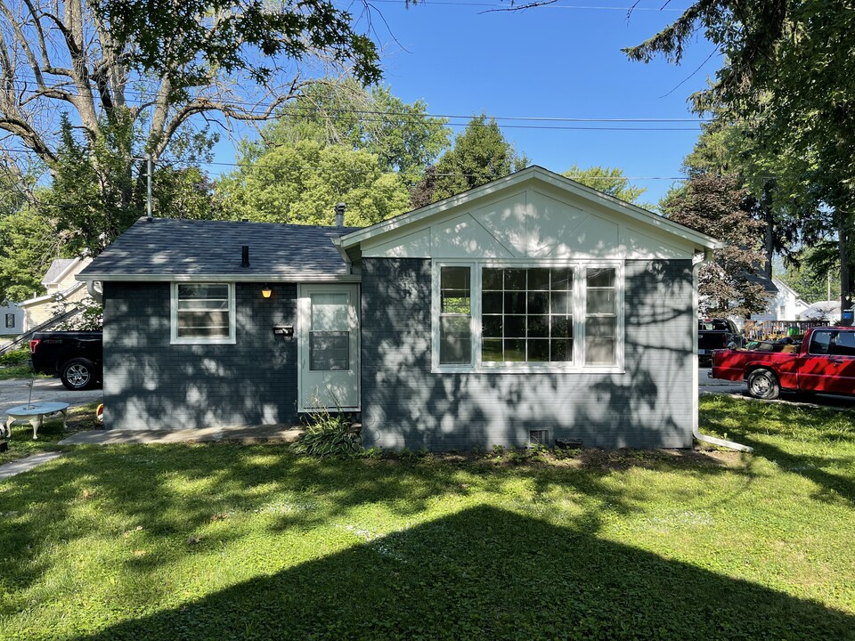 1417 1/2 S 12th St, Unit Cottage House in Burlington, IA - Building Photo