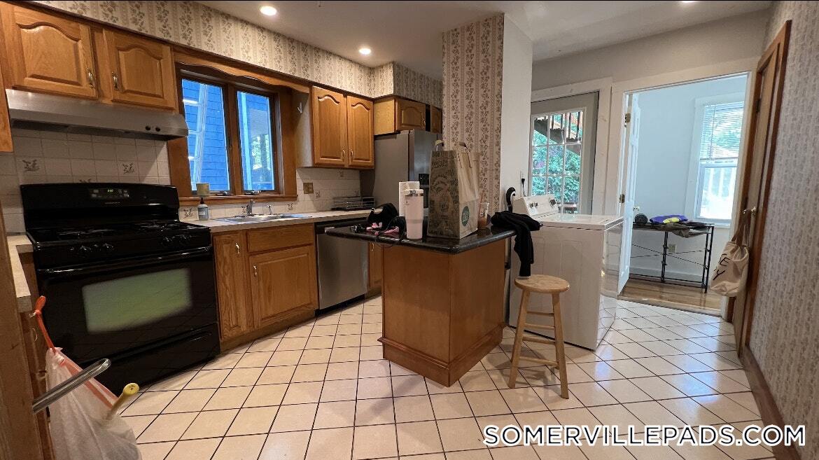 24 Chetwynd Rd in Somerville, MA - Building Photo