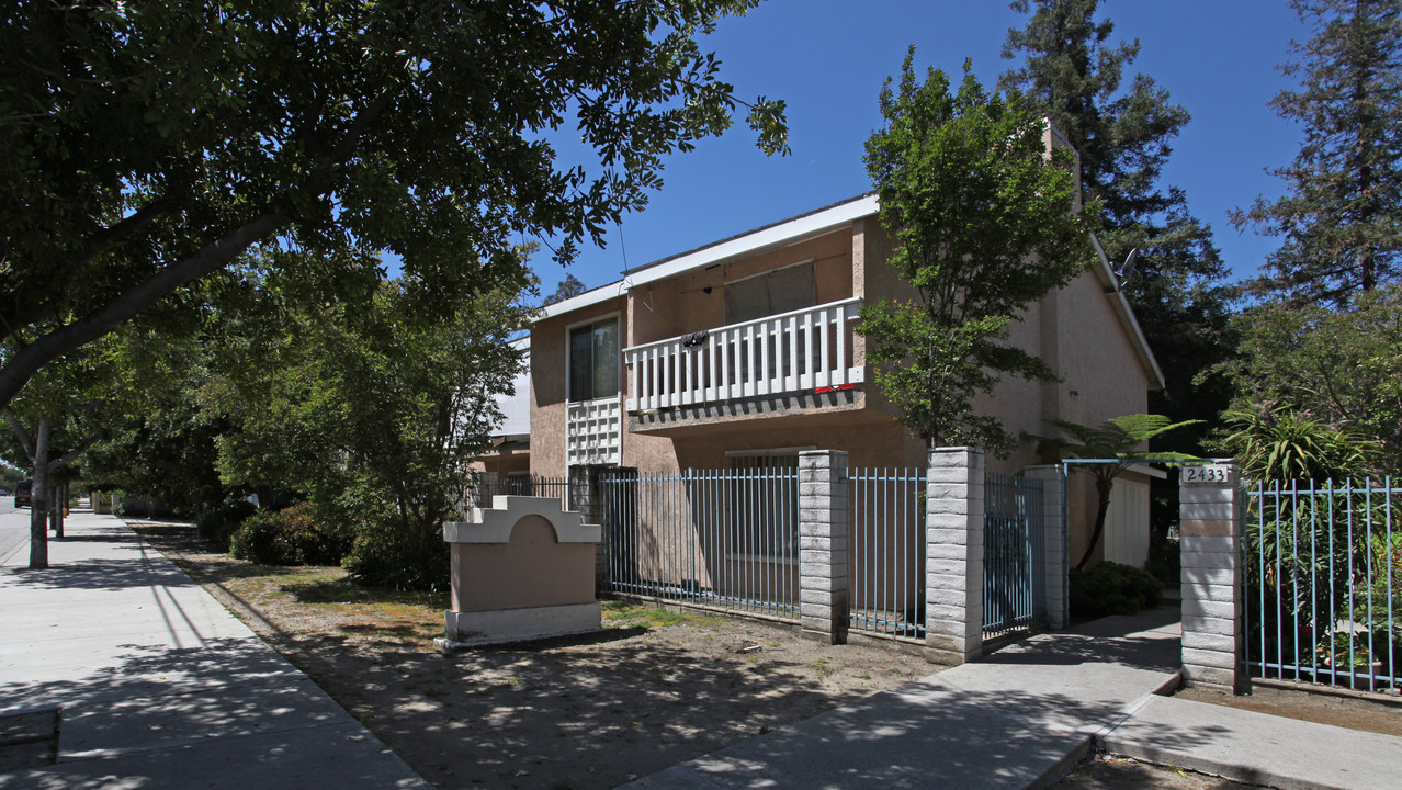 2433 Eastern Ave in Los Angeles, CA - Building Photo