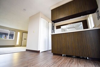 937 NE 90th Ave in Portland, OR - Building Photo - Building Photo
