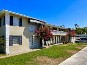 The Ocean Breeze Apartments in Fort Lauderdale, FL - Building Photo - Building Photo