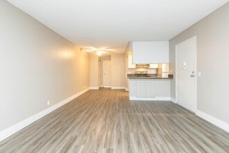 Beachfronter Townhome Apartments in Ventura, CA - Foto de edificio - Building Photo