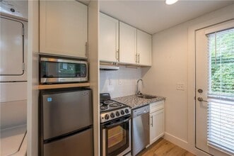 1170 Greenwich St SW in Atlanta, GA - Building Photo - Building Photo