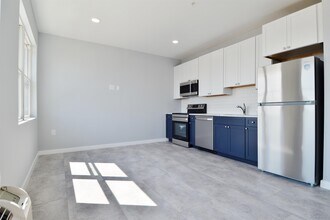 82-84 E 31ST St in Bayonne, NJ - Foto de edificio - Building Photo