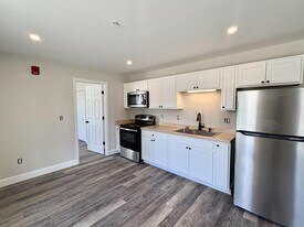 37 Cottage St in Sanford, ME - Building Photo