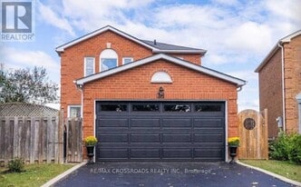 21 Fernbank Pl in Whitby, ON - Building Photo