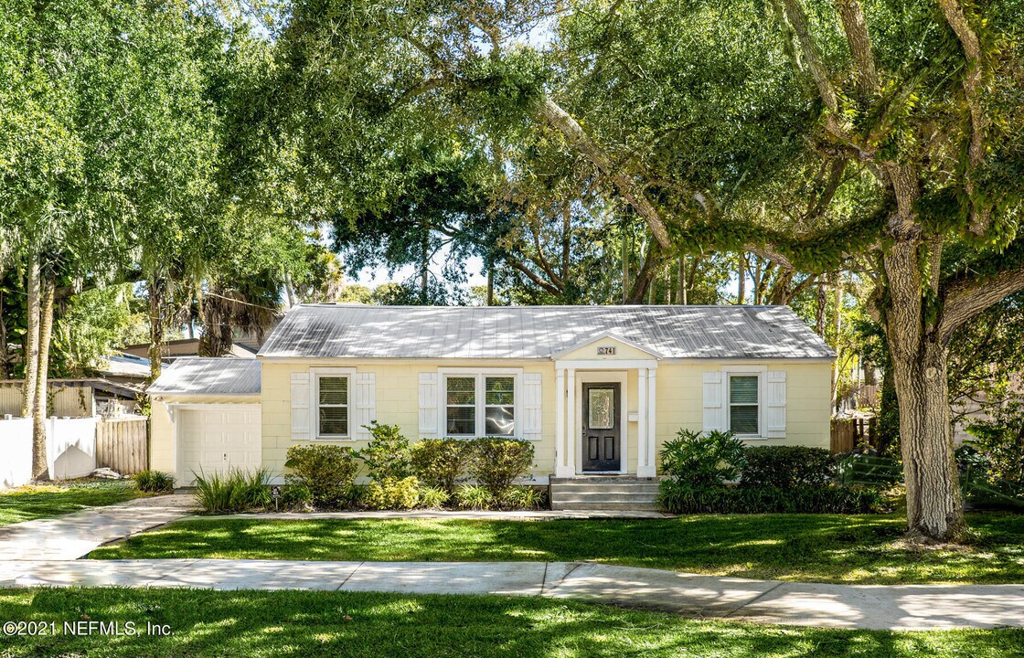 741 Sherry Dr in Atlantic Beach, FL - Foto de edificio