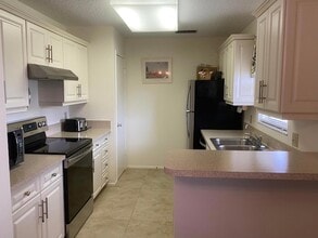 26 Lake Vista Trail, Unit 201 in Port St. Lucie, FL - Foto de edificio - Building Photo