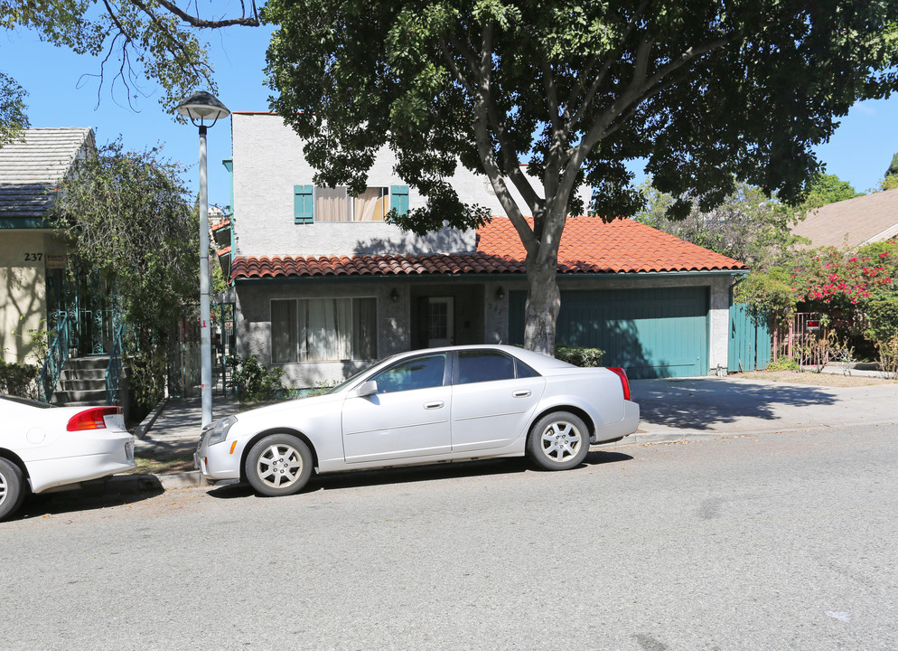 241 Kenwood St in Glendale, CA - Building Photo