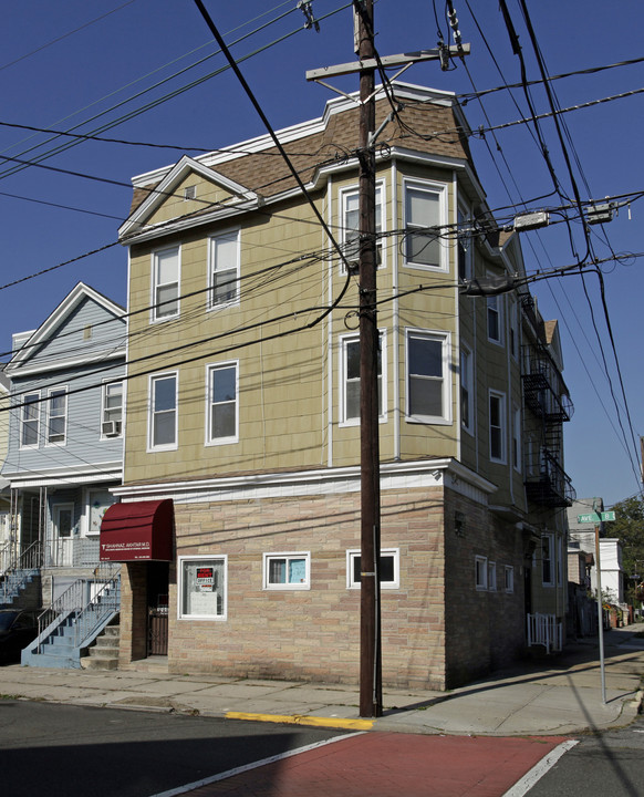 135 Avenue B in Bayonne, NJ - Building Photo