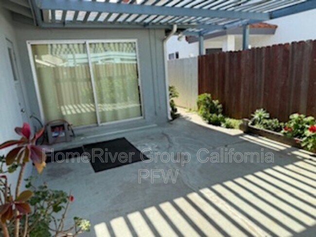 5060 Sealane Way in Oxnard, CA - Foto de edificio - Building Photo