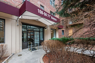 108-50 71st Ave in Forest Hills, NY - Foto de edificio - Building Photo