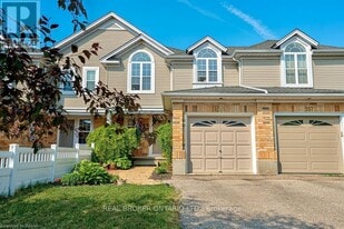 555 Mariner Dr in Waterloo, ON - Building Photo