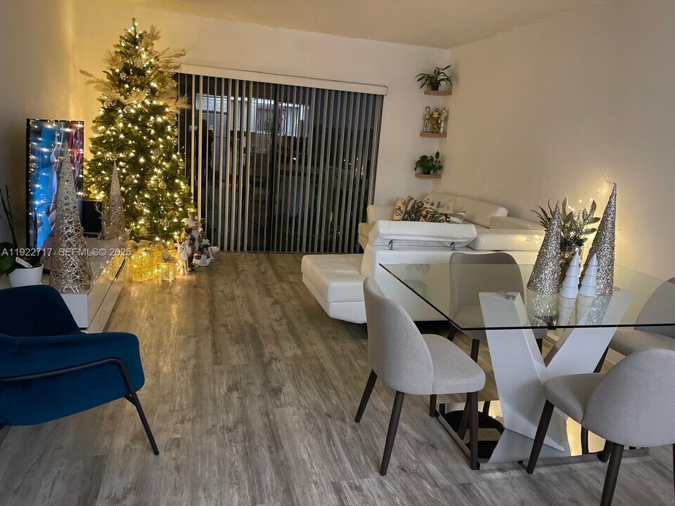 8290 Lake Dr in Doral, FL - Building Photo