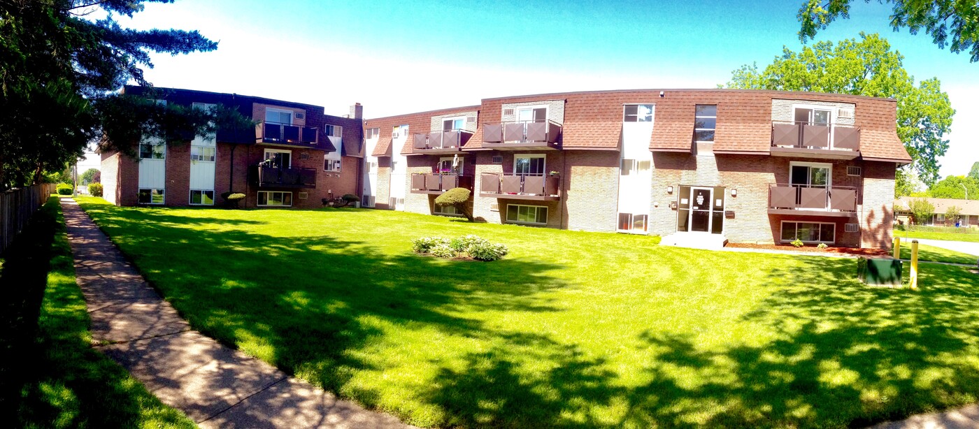 Dunn Park Apartments in Niagara Falls, ON - Building Photo