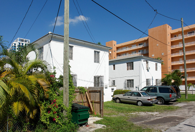 2340 NE 7th Ave in Miami, FL - Foto de edificio - Building Photo