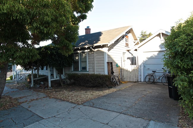 433-437 Douglas St in Petaluma, CA - Building Photo - Building Photo