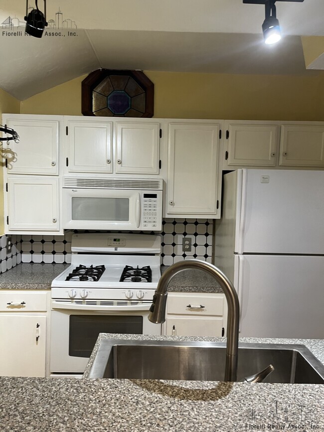 33 Princeton St, Unit 1 in Boston, MA - Foto de edificio - Building Photo