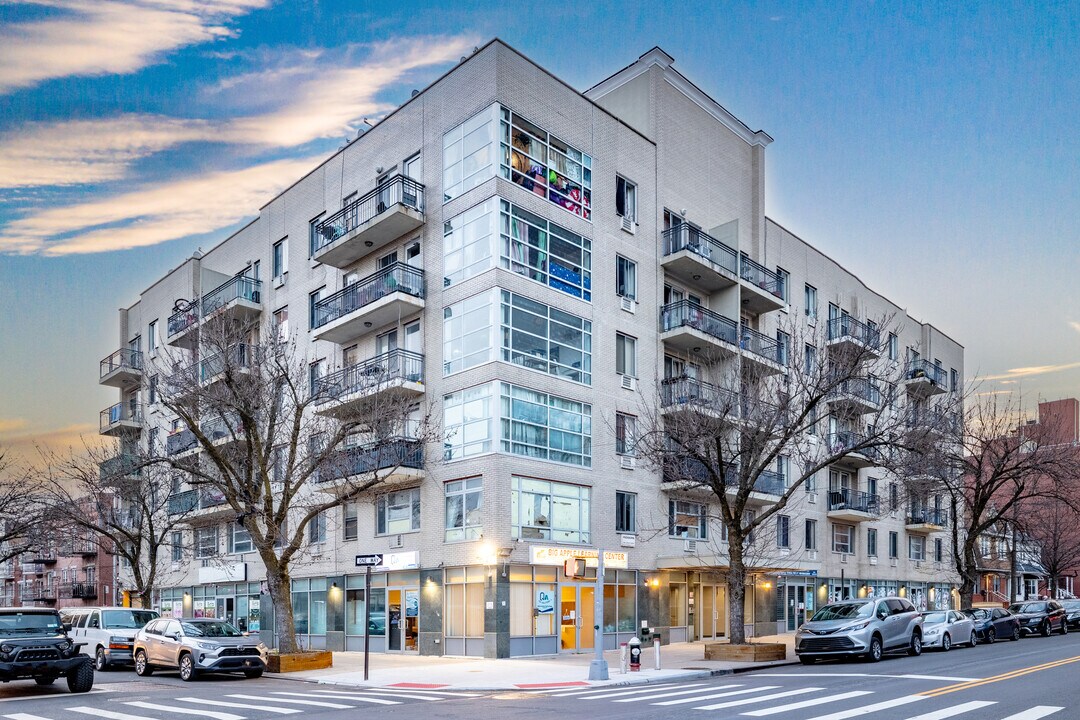 89-16 175th St in Jamaica, NY - Building Photo