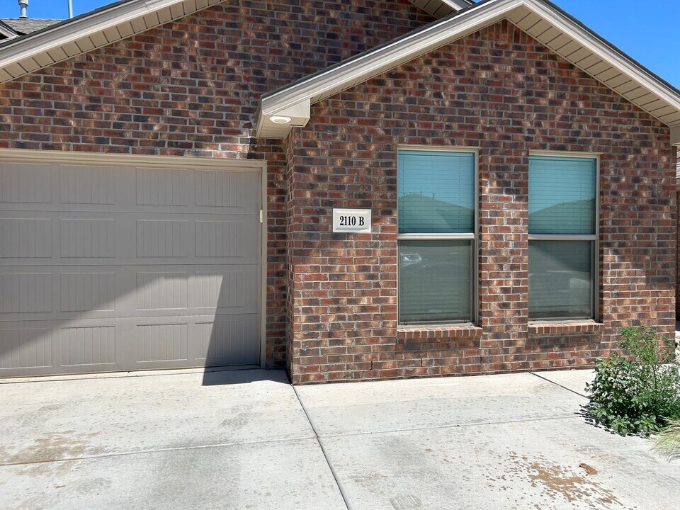 2110 Avenue J - B Ave in Lubbock, TX - Building Photo