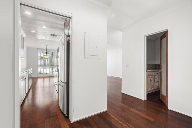 1010 N Kings Rd, Unit 202 in West Hollywood, CA - Foto de edificio - Building Photo
