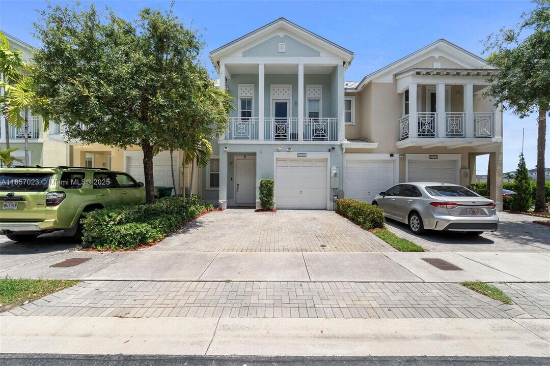 10705 NW 74th Terrace in Doral, FL - Building Photo