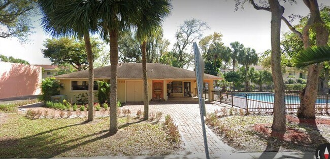 Lakeside At Tamarac in Tamarac, FL - Foto de edificio - Building Photo