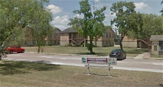 2200 N Adams St in Beeville, TX - Building Photo