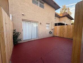 7904 Kimberly Blvd in North Lauderdale, FL - Foto de edificio - Building Photo