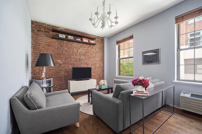 property at 318 W 15th St