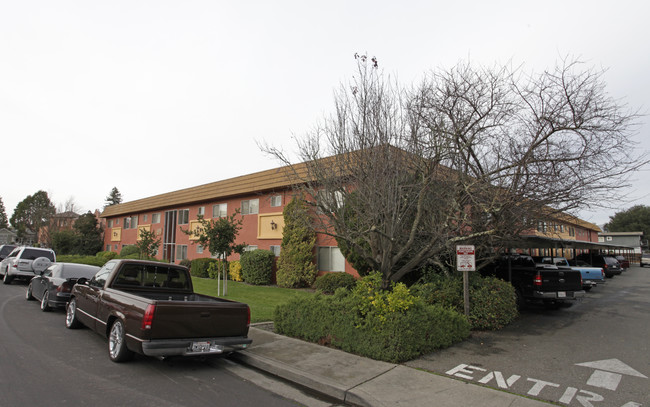 Caliente Apartments in Petaluma, CA - Building Photo - Building Photo