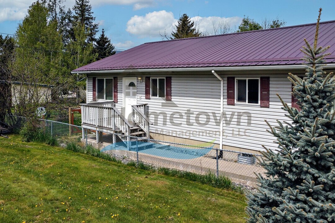 6498 Tamarack Ln in Bonners Ferry, ID - Building Photo