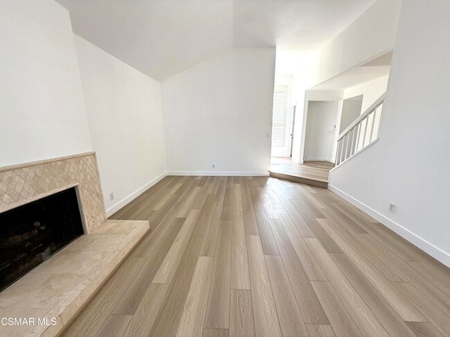 21801 Burbank Blvd in Los Angeles, CA - Foto de edificio - Building Photo