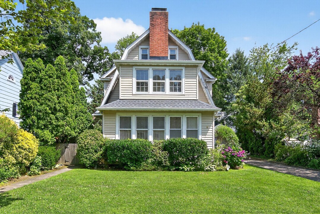 9 Vista Way in Port Washington, NY - Foto de edificio