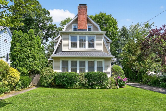 9 Vista Way in Port Washington, NY - Building Photo - Building Photo