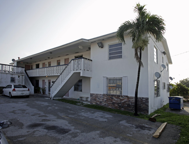 2555 SW 67th Ave in Miami, FL - Foto de edificio - Building Photo