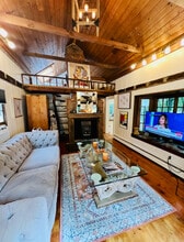 1709 Newfield Ave, Unit Spacious Furnished Barn in Stamford, CT - Foto de edificio - Building Photo