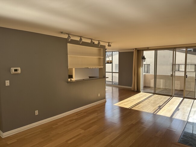 725 S Barrington Ave, Unit 108 in Los Angeles, CA - Building Photo - Building Photo