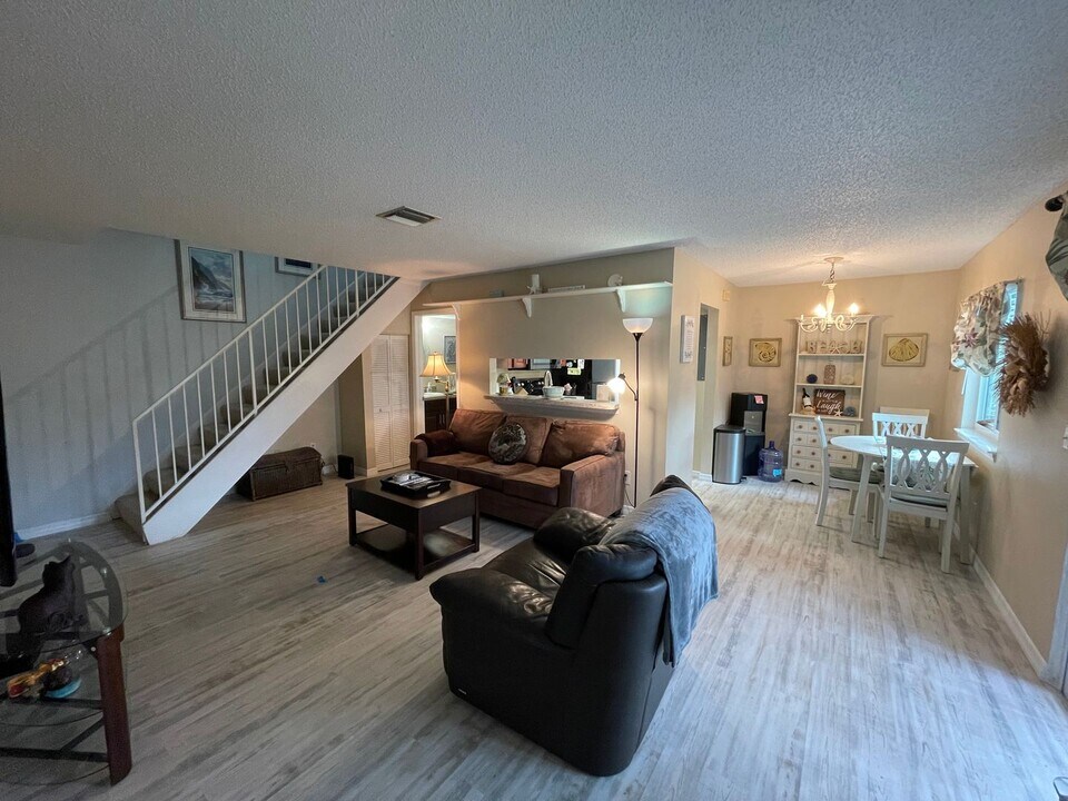 3358 Royal Canadian in Ft. Myers, FL - Building Photo